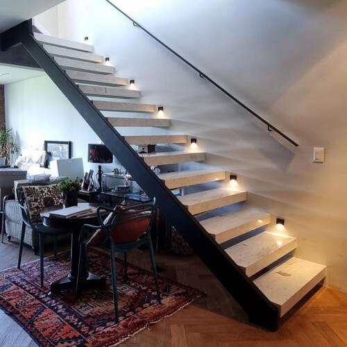 Escadas com estrutura metálica